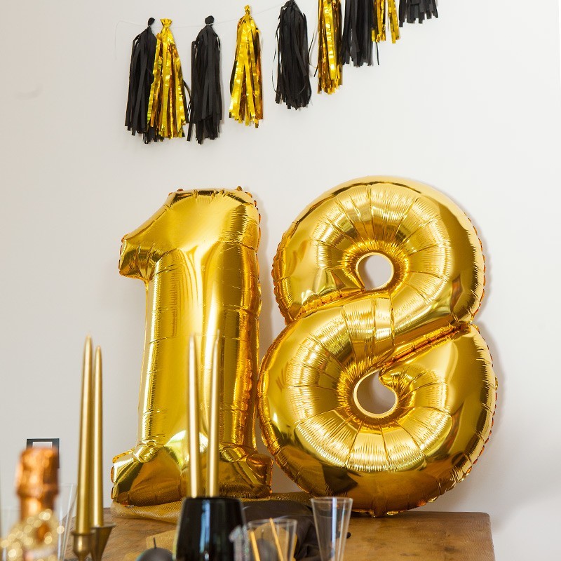Duże balony na 18-ste urodziny w złotym odcieniu