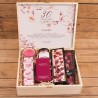 PREZENT na 30 urodziny dla kobiety w skrzyni Z PODPISEM Zestaw różowy ze słodyczami i herbatą