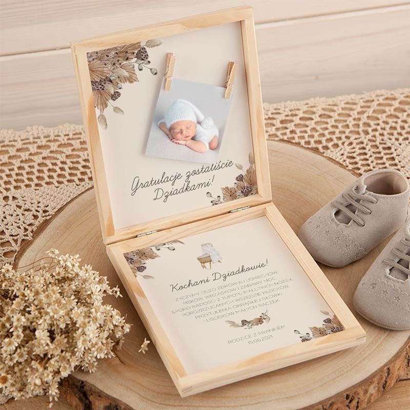 Gratulacje dla Dziadków w drewnianym pudełeczku z personalizacją i zdjęciem dziecka 