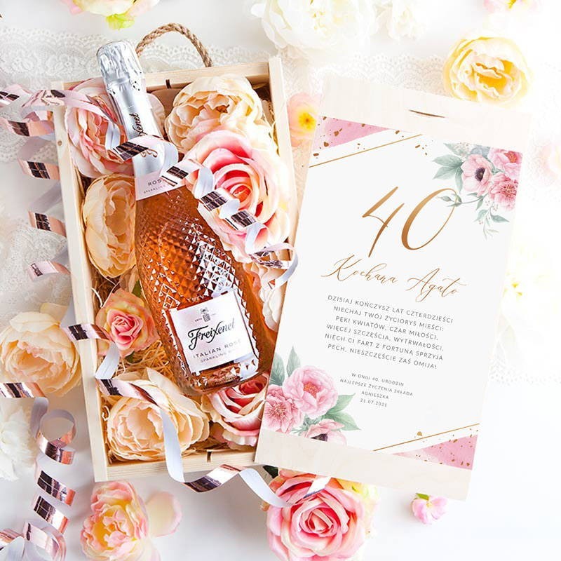 Prezent na 40 urodziny w postaci kryształowej butelki wina musującego w drewnianej skrzyni z personalizacją