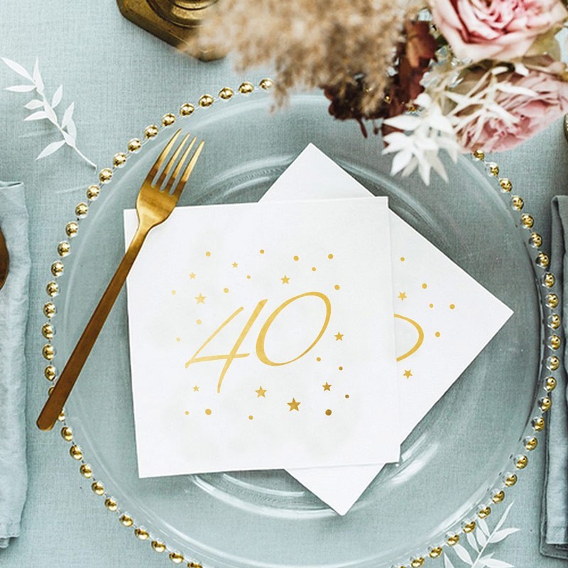 Białe serwetki z złotym nadrukiem na 40 urodziny