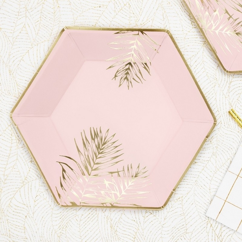Jasnoróżowe papierowe talerzyki w kształcie heksagonu z motywem złotych liści